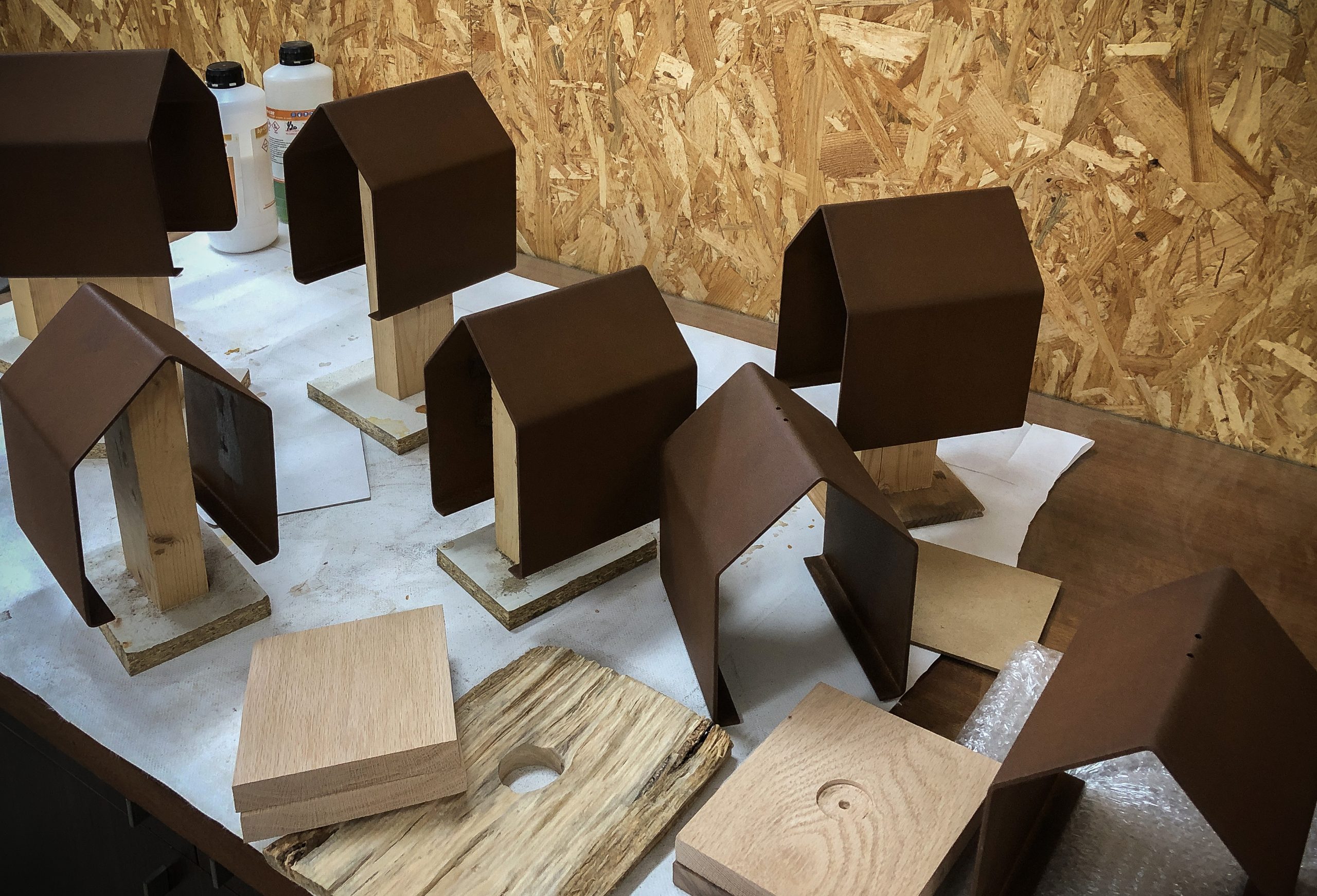 Fotografia de umas mãos a construir uma birdhouse